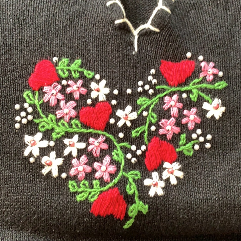 Orvis Sweater Heart, flower, and Pearl embellished sweater Size Large - Picture 4 of 6
